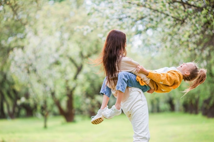 meisje moeder vertrouwen klein