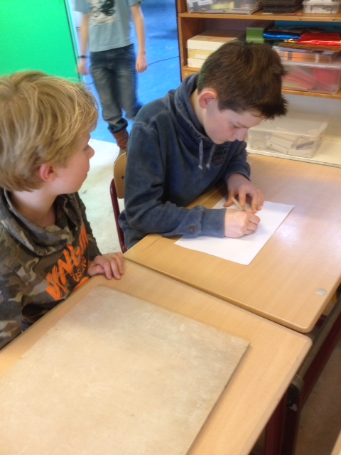 Groep 7 is creatief met juttersvondsten.