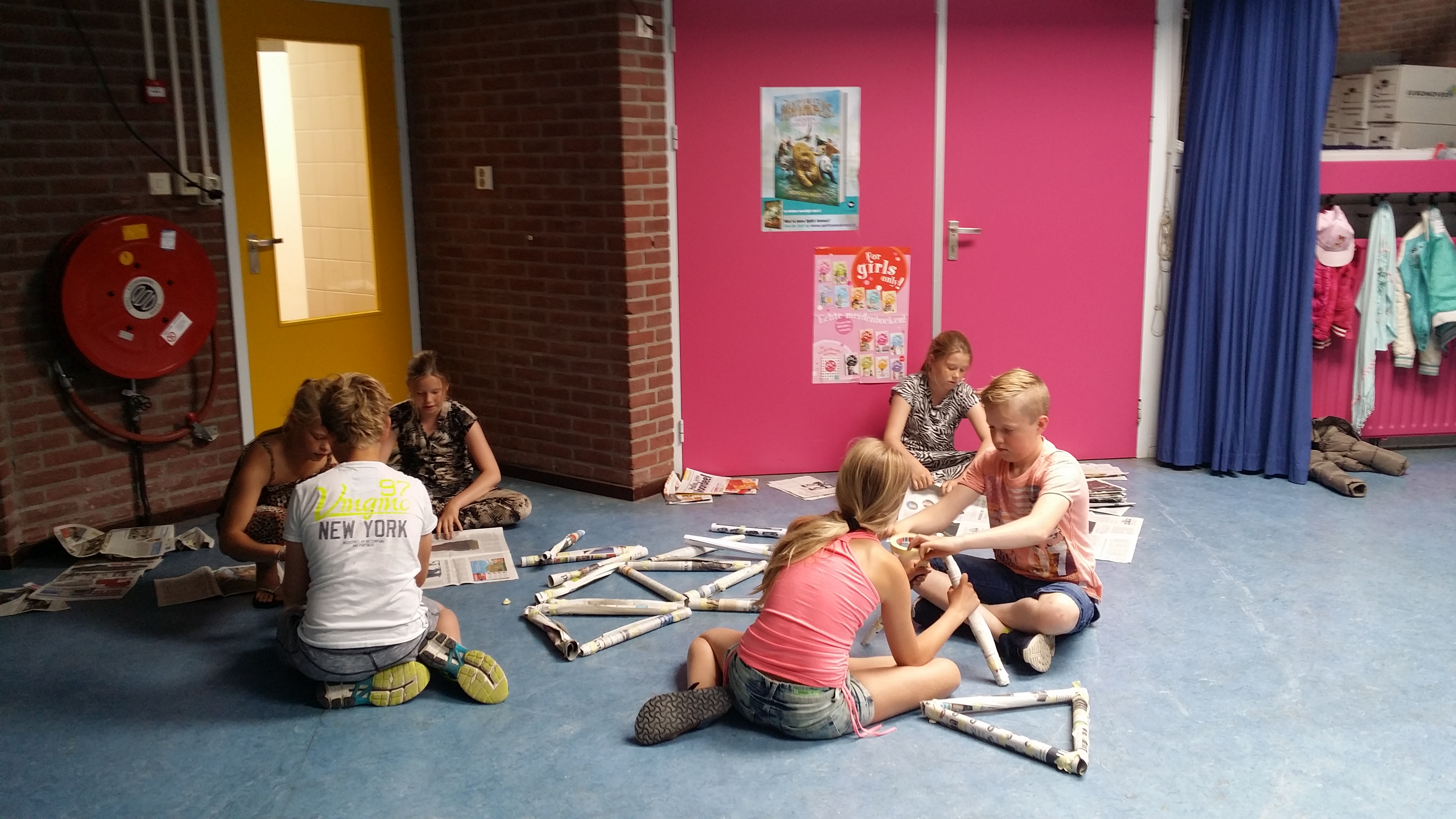 Techniekmiddag groep 7: Hutten bouwen van kranten