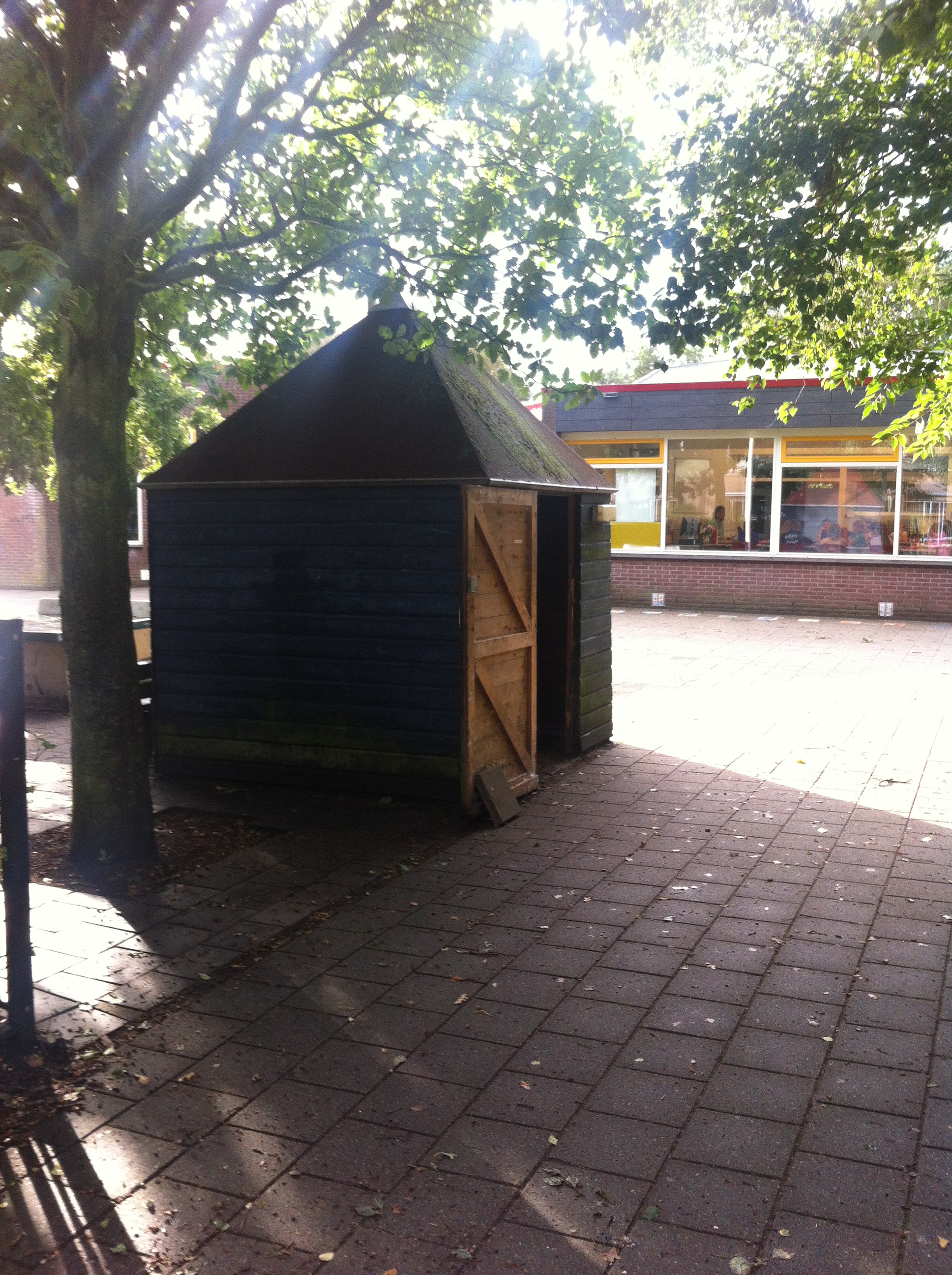 Het krantenhok is verplaatst!!