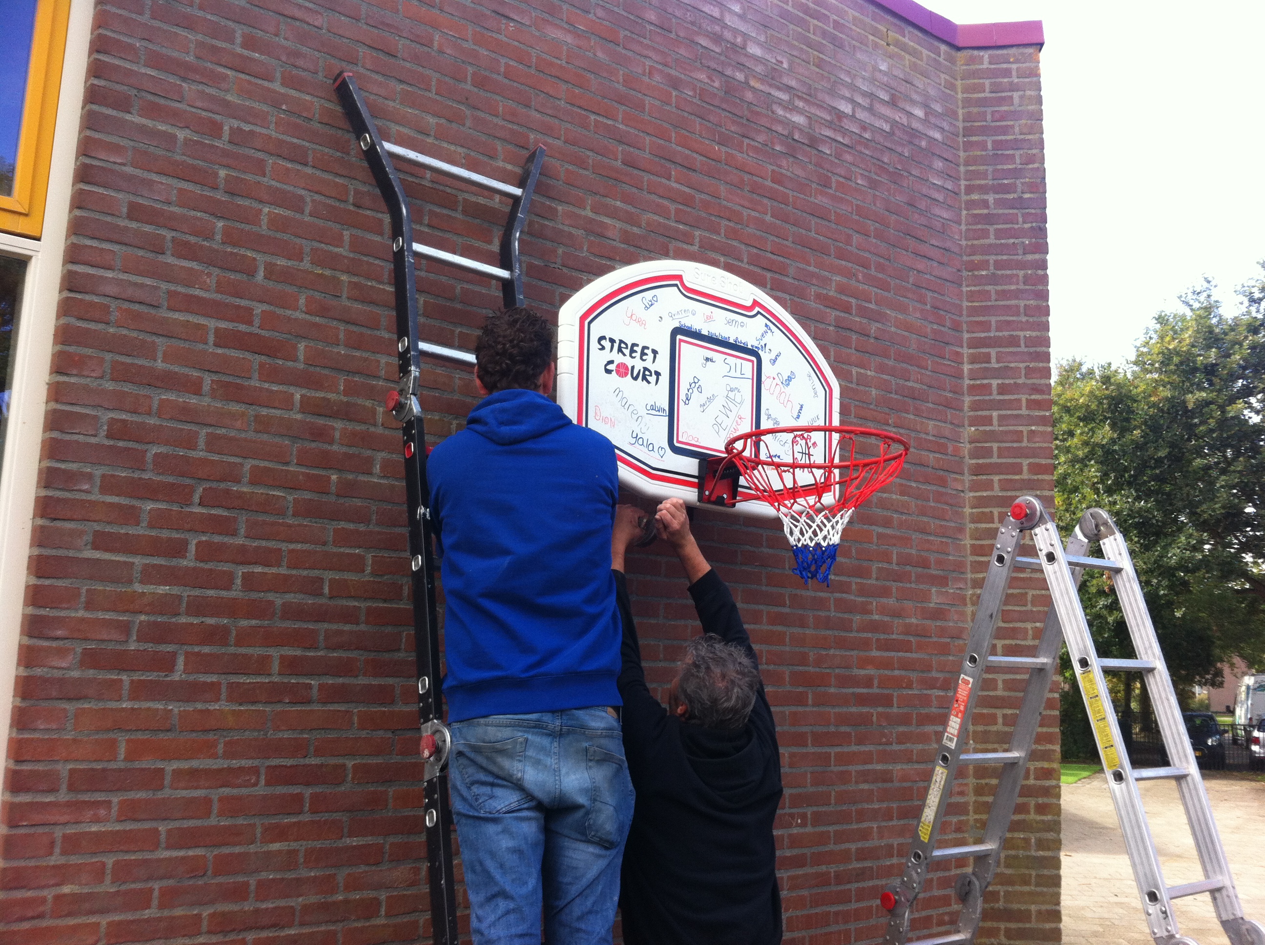 Cadeau van de vorige groep 8 opgehangen.