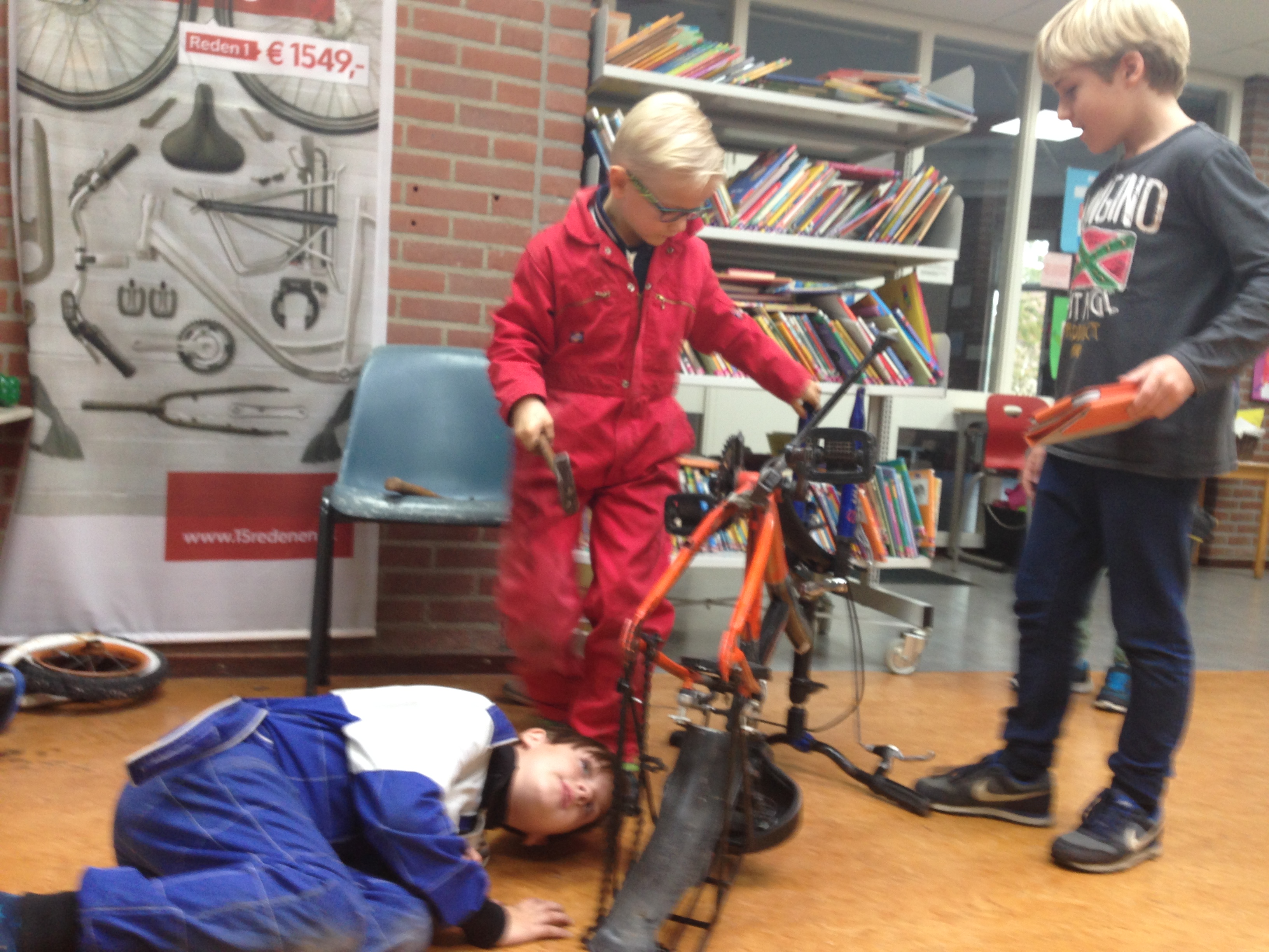 Er wordt hard gewerkt in de werkplaats van de magische fietsenmaker.