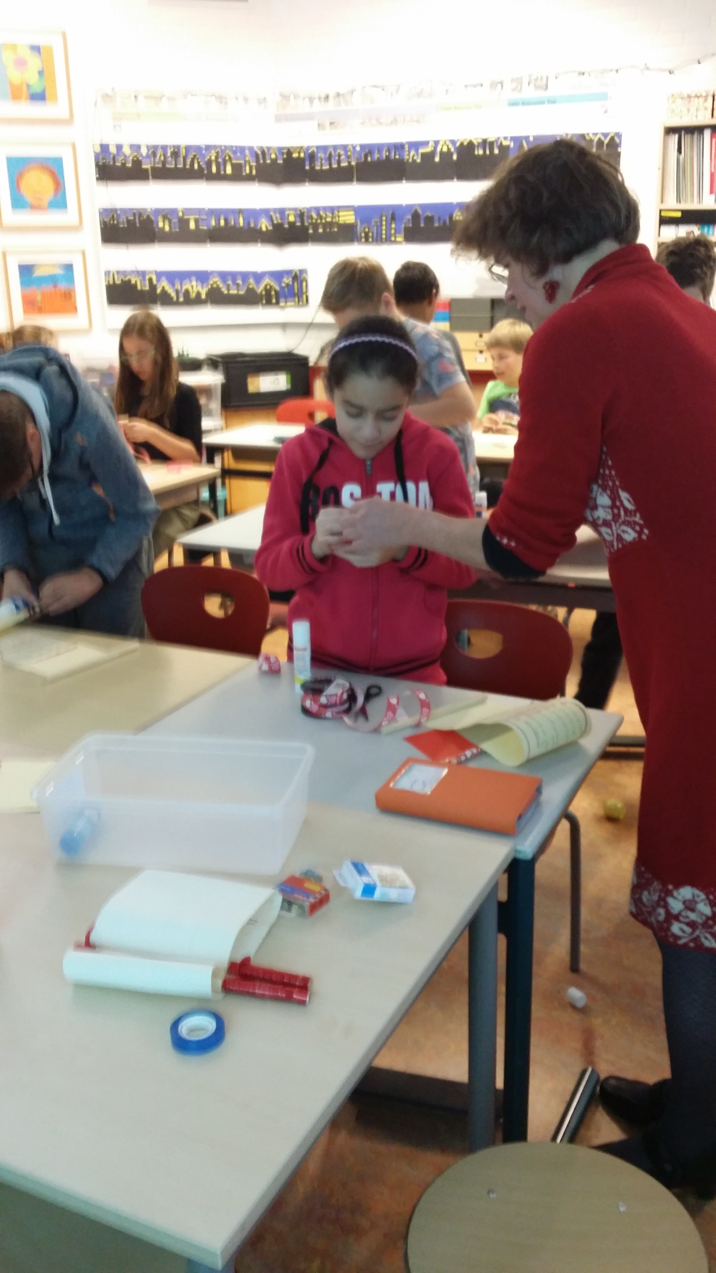 groep 7, juf Lettie en Thorarollen maken