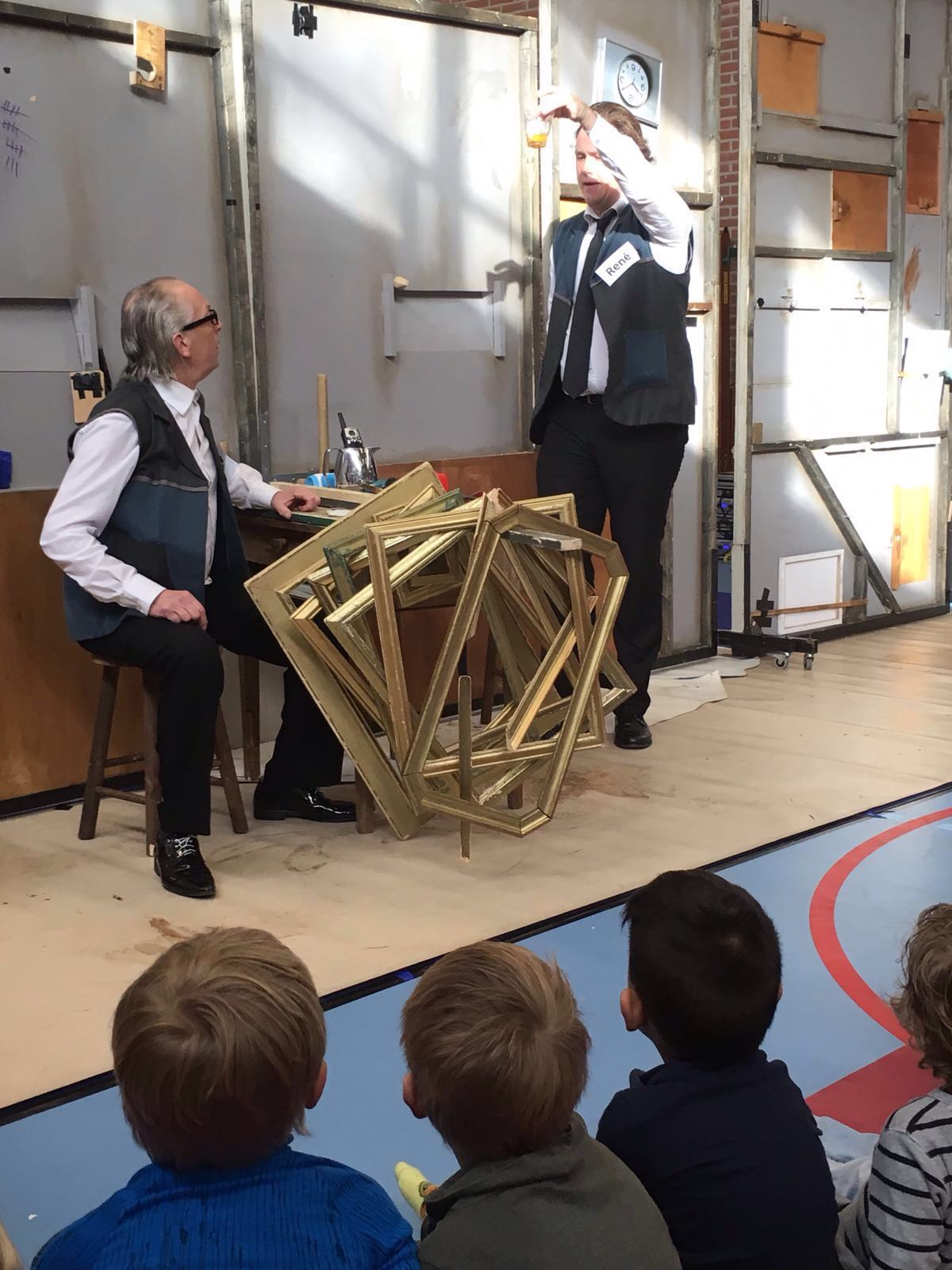 Voorstelling in de grote gymzaal.