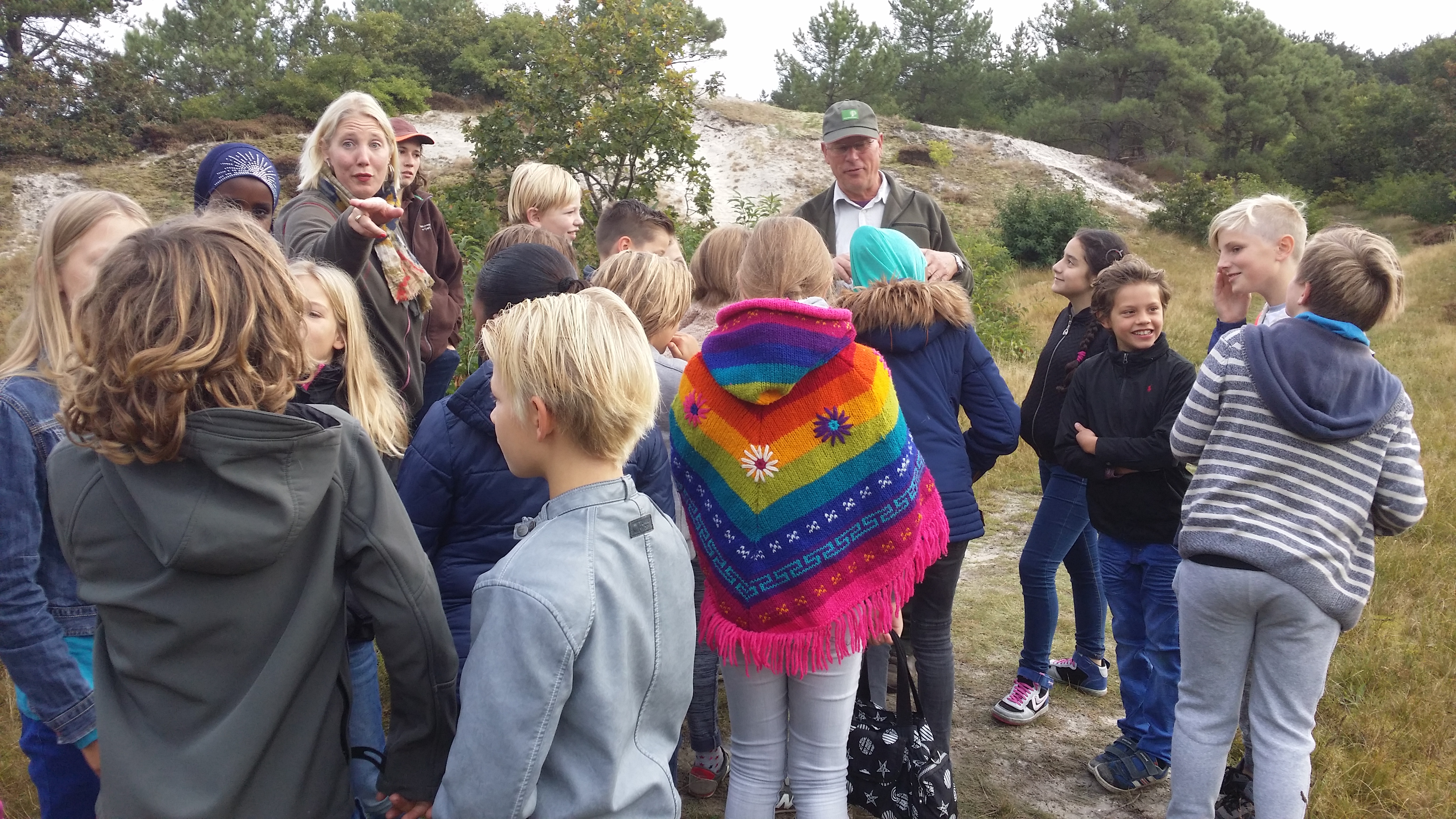 groep 7 met de boswachter naar het heideveld